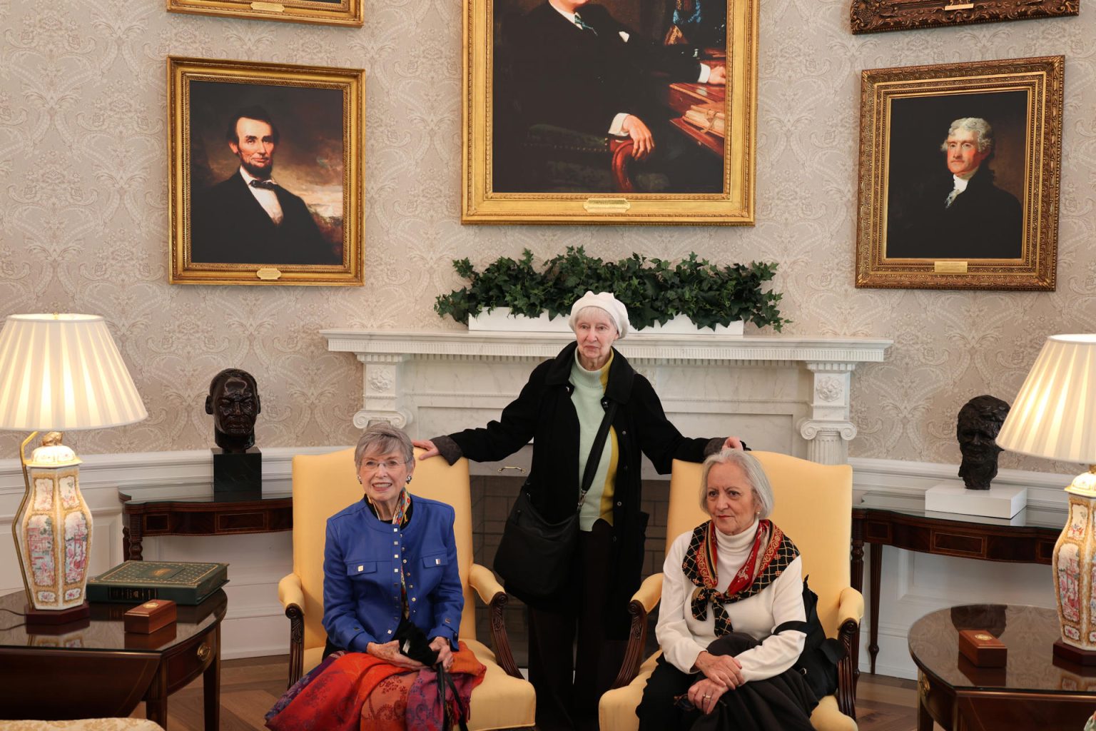 Fotografía del 17 de octubre de 2024 de personas tomándose fotos en el Despacho Oval del museo interactivo 'The People's House' (La Casa del Pueblo), una réplica de la Casa Blanca, en Washington (EE.UU.). EFE/ Octavio Guzmán