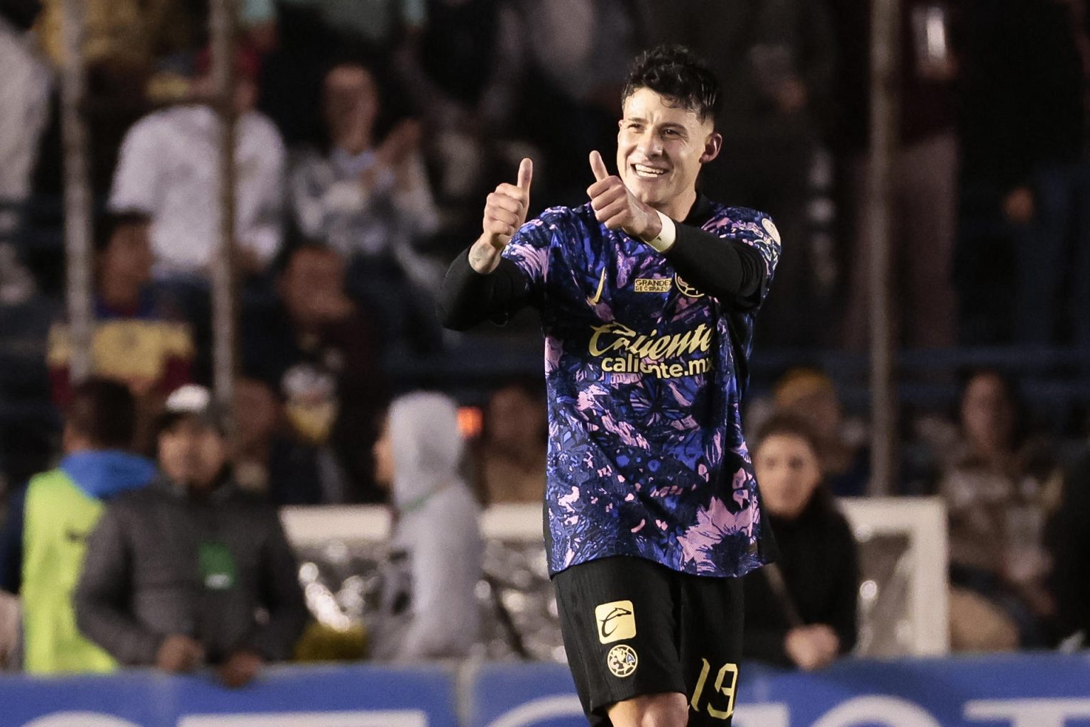 Illian Hernández de América celebra un gol este sábado, durante un partido de la jornada 12 del Torneo Apertura del fútbol mexicano. EFE/ José Méndez