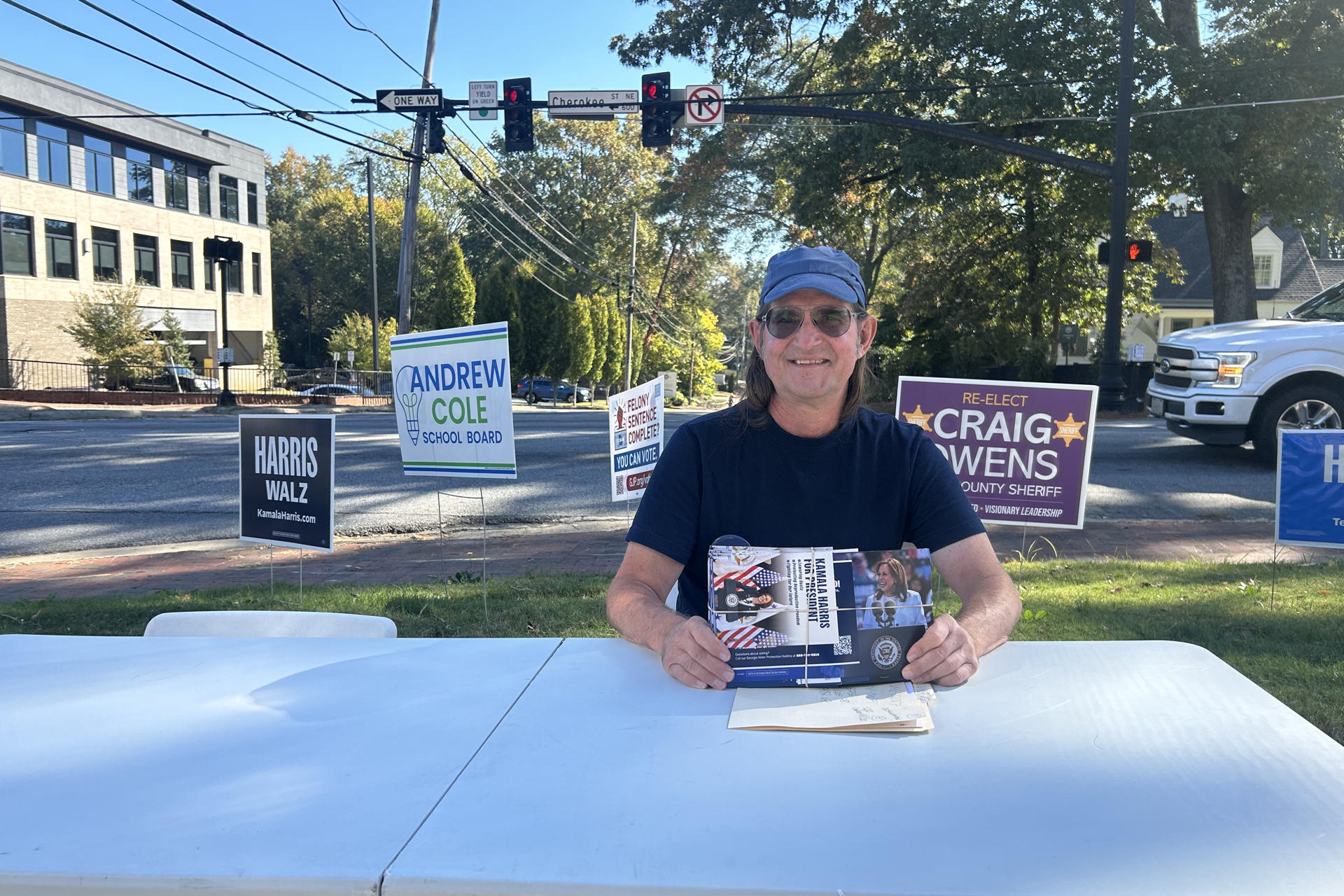 Phil, un voluntario del Partido Demócrata, posa mostrando panfletos de la fórmula Harris/Waltz, a las afueras de la oficina de campaña del Partido Demócrata del condado de Cobb en Marietta, este jueves, en Georgia (Estados Unidos). EFE/ Lorenzo Castro
