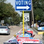 Fotografía de archivo del 25 de octubre de 2020 donde se muestra un cartel que indica el lugar de la votación anticipada junto a decenas de carteles de candidatos puestos en la entrada de un centro de votación adecuado al aire libre en Pasadena, Texas (EE.UU.). EFE/Alicia L. Pérez