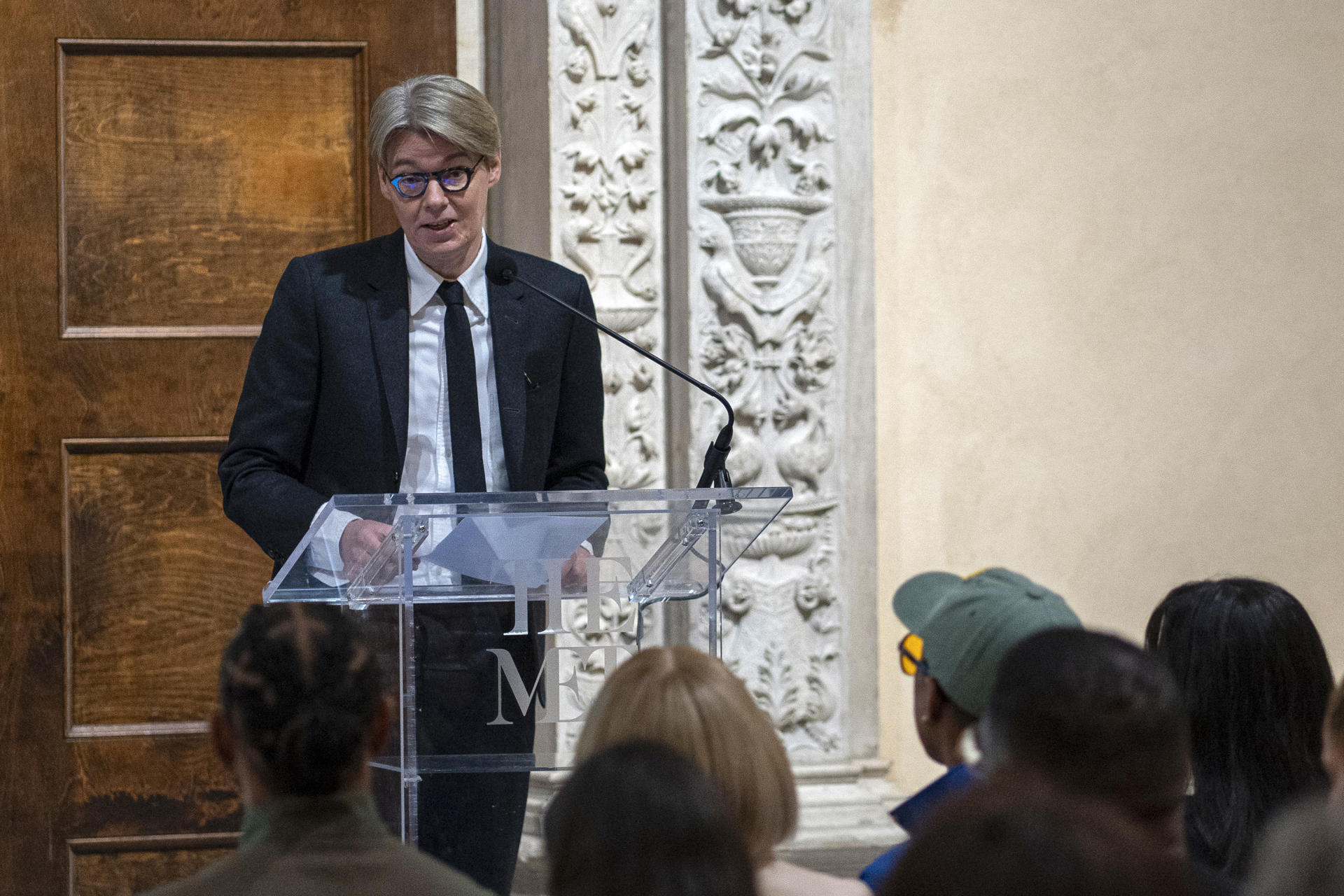 El comisario del Museo Metropolitano (Met) de Nueva York, Andrew Bolton, habla durante una conferencia de prensa sobre la exposición 'Superfine: Tailoring Black Style' este miércoles en la sede del Museo Mtropolitano (Met) de Nueva York (EE.UU.). EFE/Ángel Colmenares
