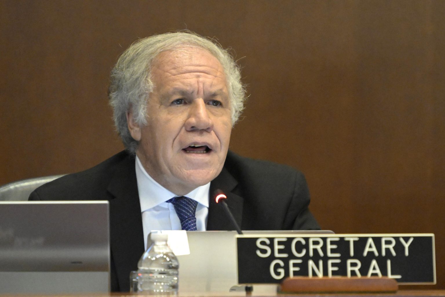 El secretario general de la Organización de Estados Americanos (OEA), Luis Almagro, habla durante una sesión extraordinaria del Consejo Permanente en la sede del organismo en Washington (Estados Unidos). Archivo. EFE/ Lenin Nolly