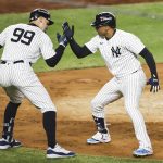 Juan Soto (d) de los Yankees celebra este lunes un jonrón con su compañero de equipo Aaron Judge (I) durante la tercera entrada del primer juego de la Serie de la Liga Americana de las Grandes Ligas en Nueva York. EFE/EPA/CJ GUNTHER