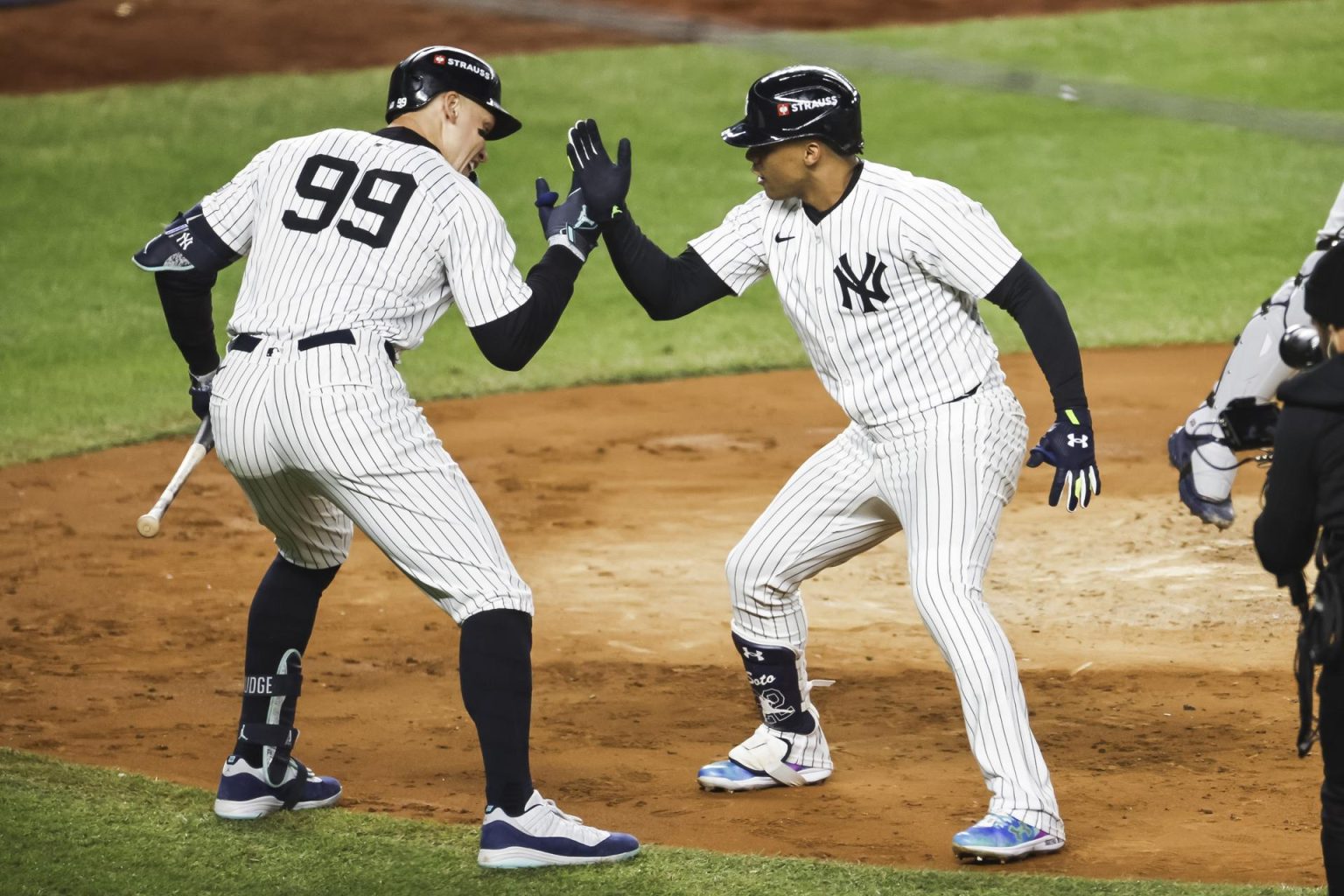 Juan Soto (d) de los Yankees celebra este lunes un jonrón con su compañero de equipo Aaron Judge (I) durante la tercera entrada del primer juego de la Serie de la Liga Americana de las Grandes Ligas en Nueva York. EFE/EPA/CJ GUNTHER