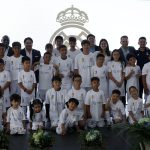 Un grupo de niños posa junto a directivos de la Fundación Real Madrid y de la empresa Gonvarri en Itagüí (Colombia). La Fundación Real Madrid, en colaboración con el grupo industrial español Gonvarri, inauguró una nueva escuela sociodeportiva para implementar por primera vez fuera de España un programa que integra al deporte con la educación vial. EFE/ Luis Eduardo Noriega Arboleda