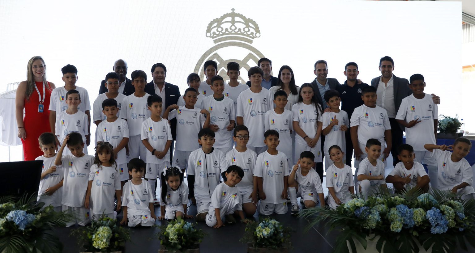 Un grupo de niños posa junto a directivos de la Fundación Real Madrid y de la empresa Gonvarri en Itagüí (Colombia). La Fundación Real Madrid, en colaboración con el grupo industrial español Gonvarri, inauguró una nueva escuela sociodeportiva para implementar por primera vez fuera de España un programa que integra al deporte con la educación vial. EFE/ Luis Eduardo Noriega Arboleda