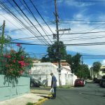 Fotografía del 11 de septiembre de 2024 de un hombre caminando por una calle con tendidos eléctricos en el barrio de Santurce, en San Juan (Puerto Rico). EFE/Esther Alaejos