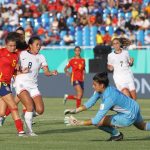 Laia Lopez (d) encabeza este miércoles un ataque de España durante el partido de debut en el Mundial sub-17 con victoria por 3-1 sobre Estados Unidos en el estadio Olímpico Félix Sánchez de Santo Domingo. EFE/Orlando Barría.