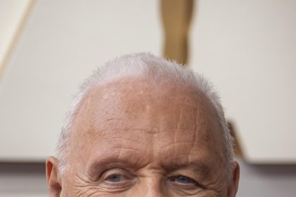 Anthony Hopkins posa en la alfombra roja de los Premios Óscar en el Teatro Dolby de Los Ángeles, California (EE.UU.). Archivo. EFE/ Javier Rojas