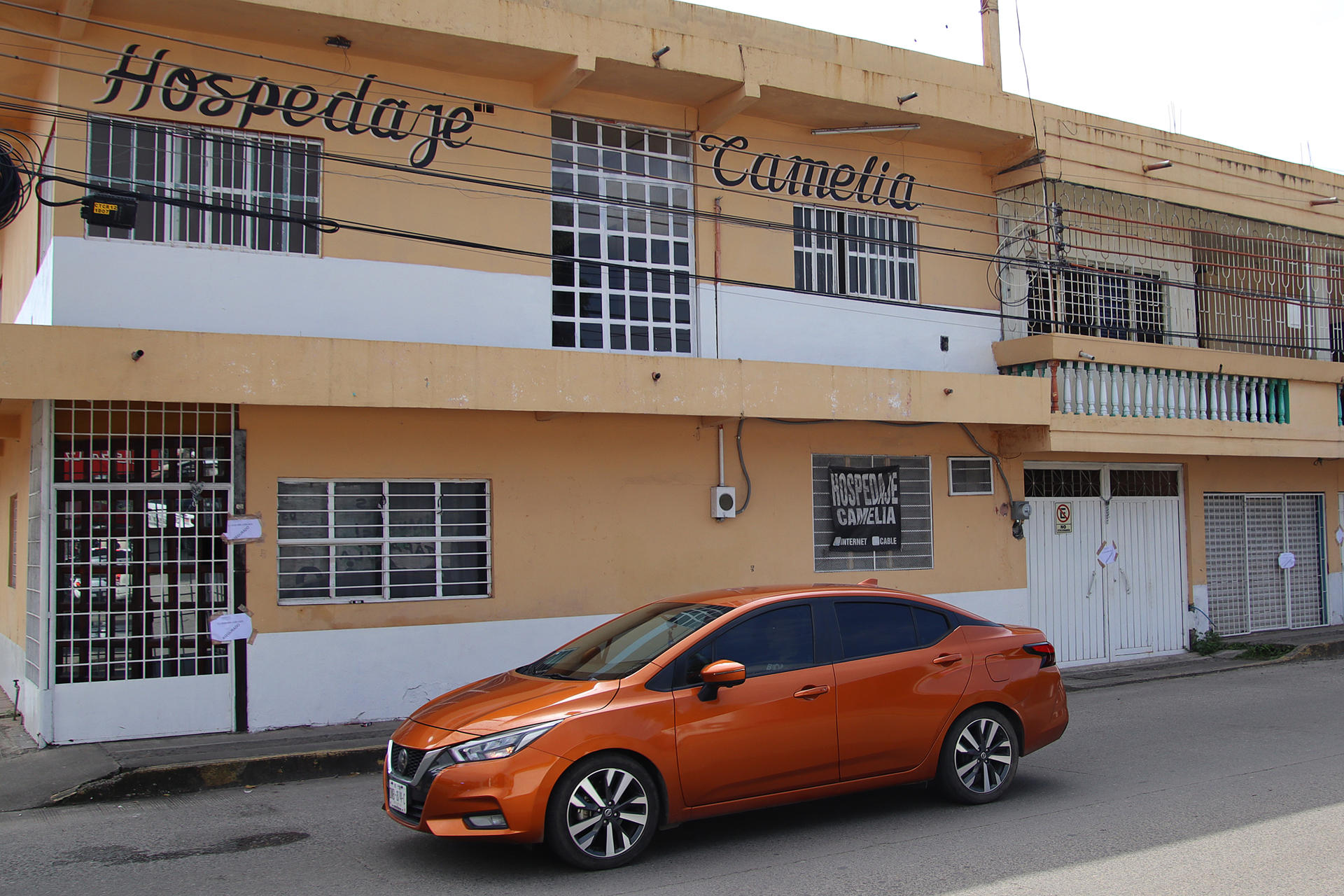 Fotografía de la fachada de un inmueble de hospedaje este lunes, en el municipio de Tapachula en el estado de Chiapas (México). EFE/Juan Manuel Blanco
