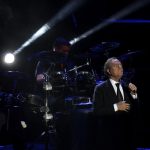 Fotografía de archivo del cantante Julio Iglesias en su actuación en el Ulker Arena en Istanbul el 14 de marzo 2015. EFE/ARCHIVO/DENIZ TOPRAK