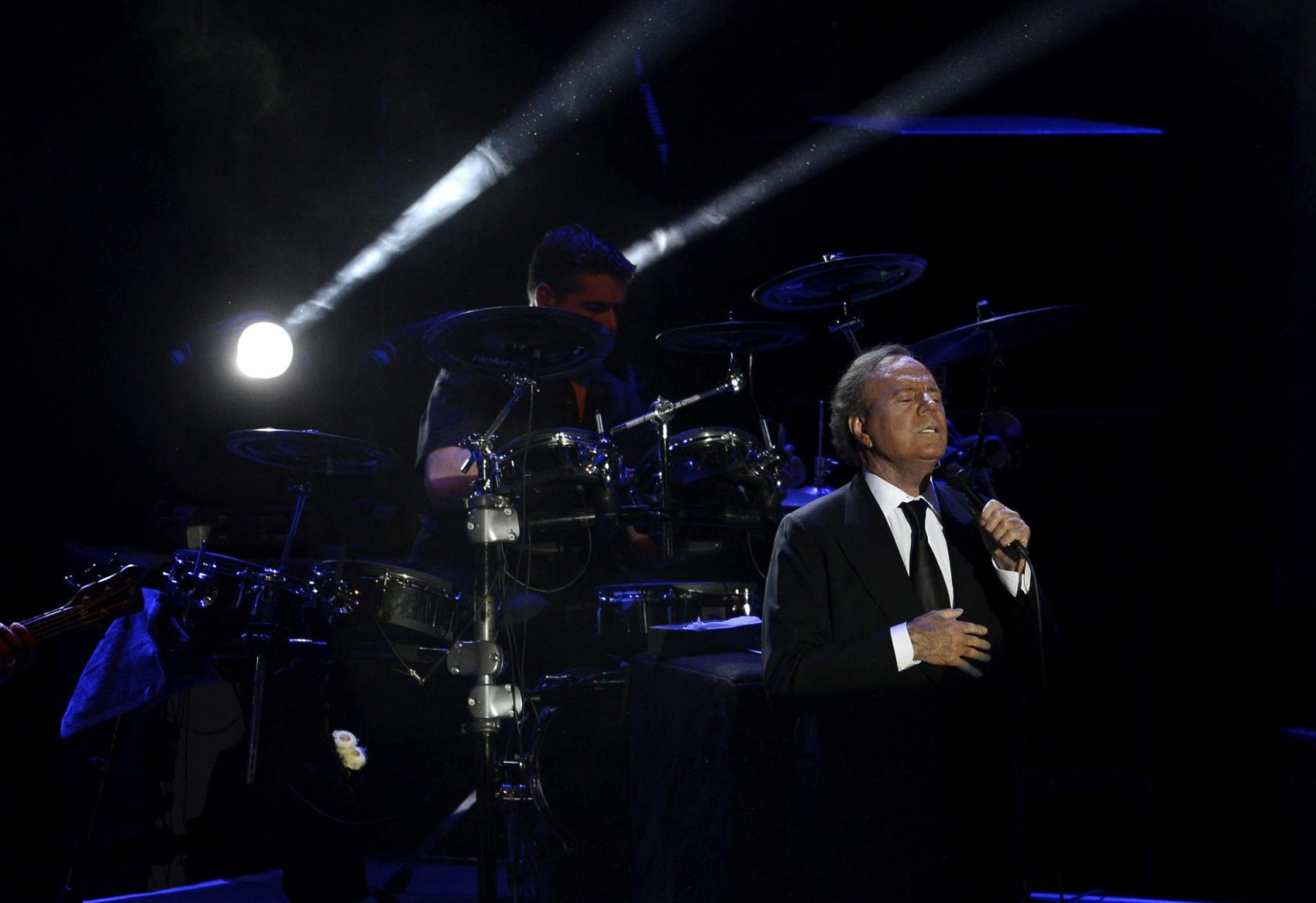 Fotografía de archivo del cantante Julio Iglesias en su actuación en el Ulker Arena en Istanbul el 14 de marzo 2015. EFE/ARCHIVO/DENIZ TOPRAK