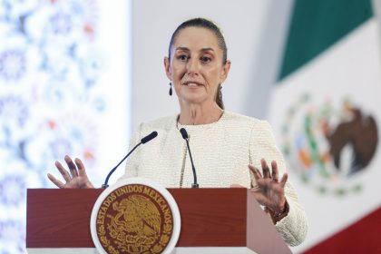 La presidenta de México, Claudia Sheinbaum, participa durante una rueda de prensa, en Palacio Nacional de la Ciudad de México (México). EFE/ Isaac Esquivel