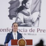 La presidenta de México, Claudia Sheinbaum, habla durante una rueda de prensa este jueves en Palacio Nacional, de la Ciudad de México (México). EFE/ Isaac Esquivel