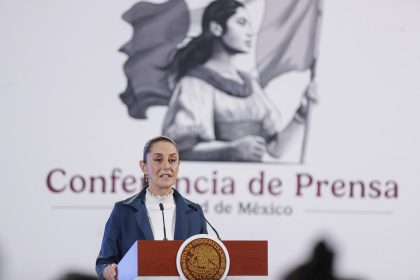 La presidenta de México, Claudia Sheinbaum, habla durante una rueda de prensa este jueves en Palacio Nacional, de la Ciudad de México (México). EFE/ Isaac Esquivel