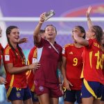 Las jugadoras de la selección sub-17 de España celebran este domingo en Santo Domingo su paso a las semifinales del Mundial que se disputa en República Dominicana. EFE/ Orlando Barría