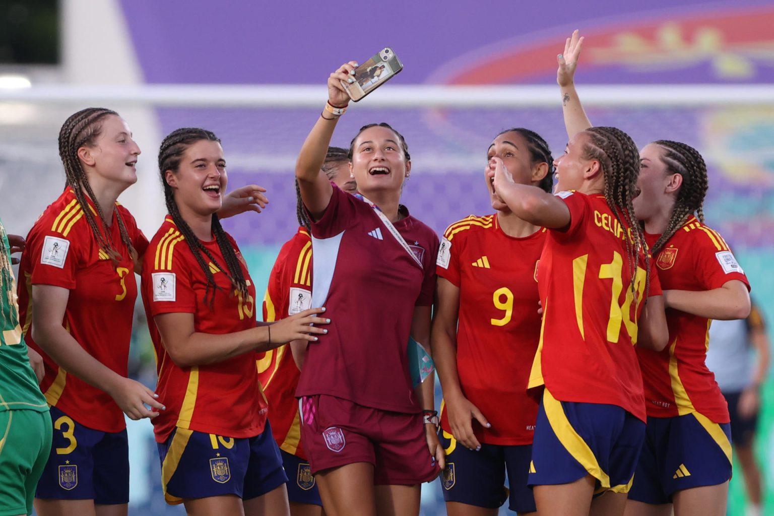 Las jugadoras de la selección sub-17 de España celebran este domingo en Santo Domingo su paso a las semifinales del Mundial que se disputa en República Dominicana. EFE/ Orlando Barría