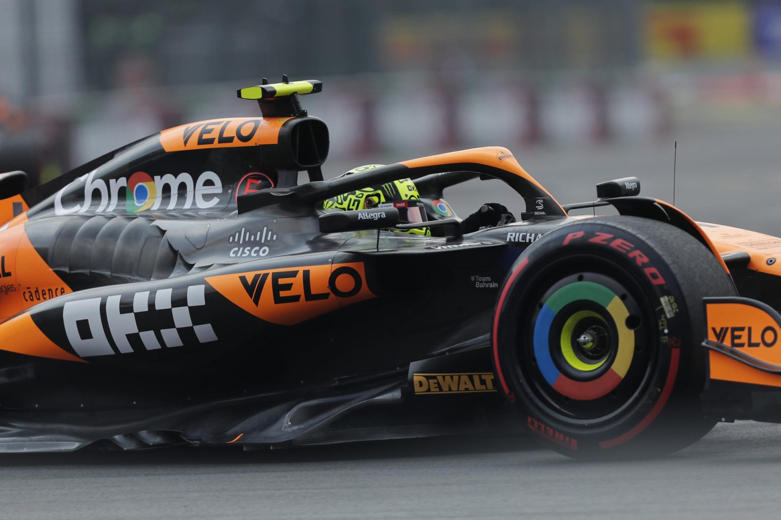 El británico Lando Norris de McLaren participa en la tercera practica del Gran Premio de México este sábado, en el Autódromo de los Hermanos Rodríguez en Ciudad de México (México). EFE/ Isaac Esquivel