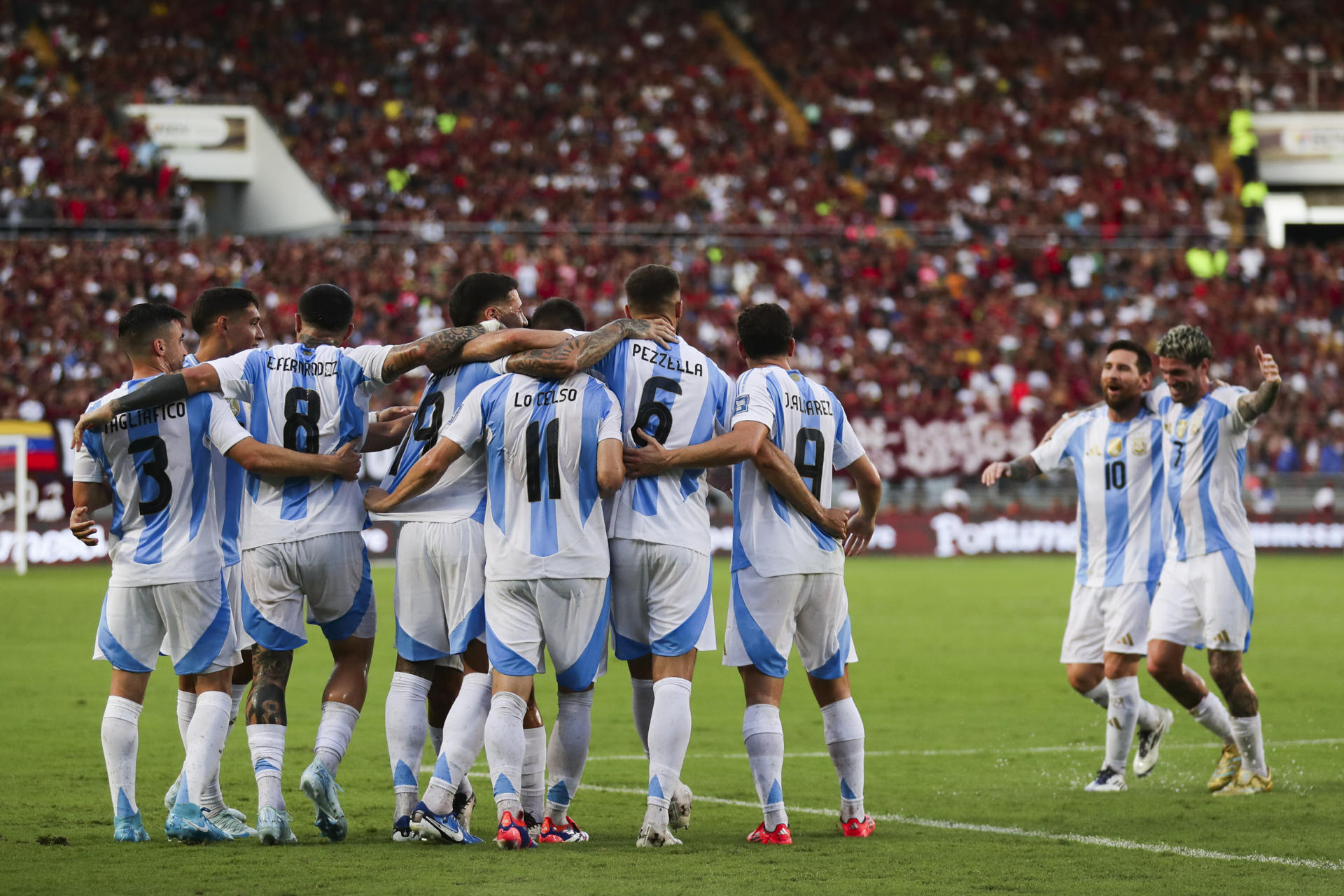 Jugadores de Argentina fueron registrados este jueves, 10 de octubre, al celebrar un gol que el defensor Nicolás Otamendi (c-i) le anotó a Venezuela, durante un partido de la fecha 9 de las eliminatorias suramericanas al Mundial FIFA de 2026, en el estadio Monumental de Maturín (Venezuela). EFE/Ronald Peña
