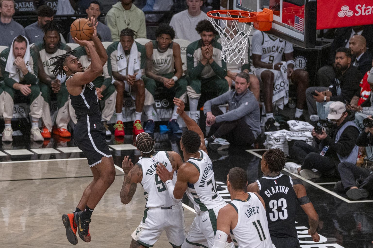 Cam Thomas (i) de los Brooklyn Nets lanza a canasta ante los Milwaukee Bucks durante un partido de la NBA en el Barclays Center de Nueva York (Estados Unidos). EFE/ Angel Colmenares