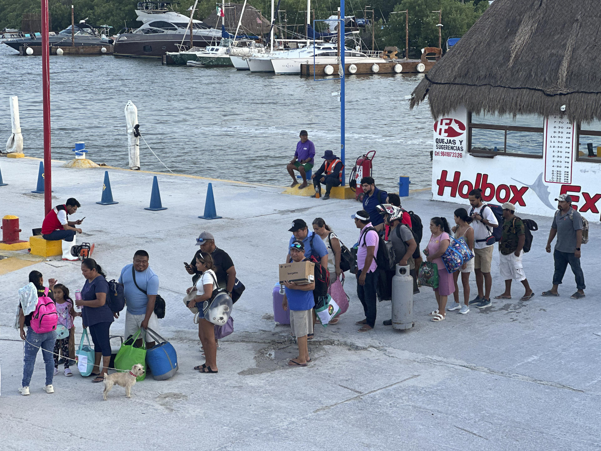 Turistas son evacuados por autoridades de la isla de Holbox ante la llegada del huracán Milton, este lunes en Quintana Roo (México). EFE/Alonso Cupul
