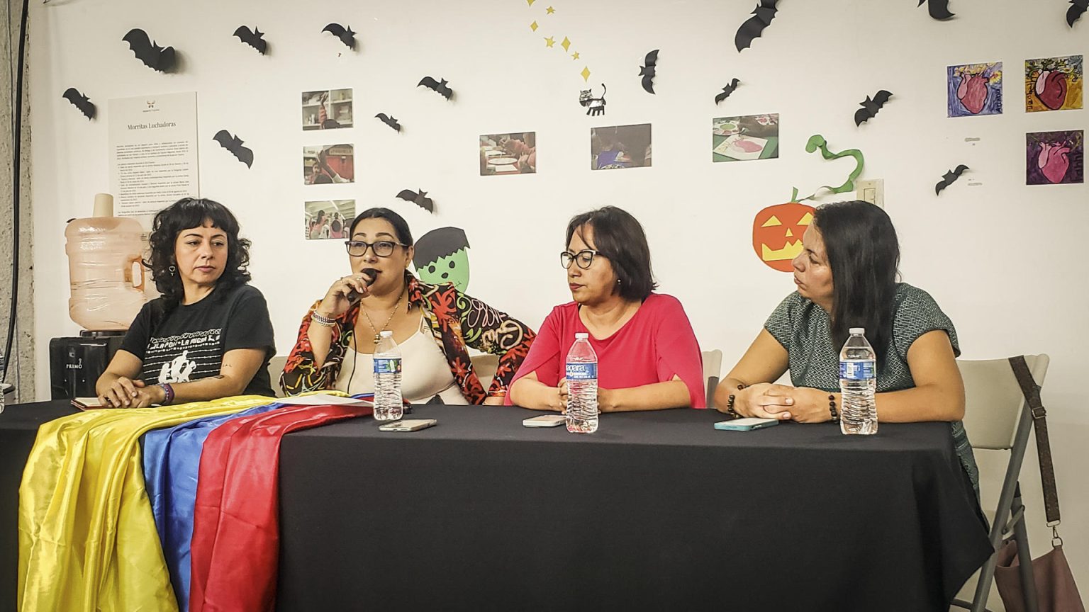 La activista Paola Morales (ci) habla durante una rueda de prensa, este jueves en la ciudad de Tijuana (México). EFE/Joebeth Terríquez