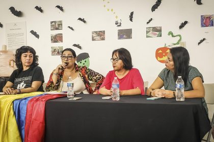 La activista Paola Morales (ci) habla durante una rueda de prensa, este jueves en la ciudad de Tijuana (México). EFE/Joebeth Terríquez