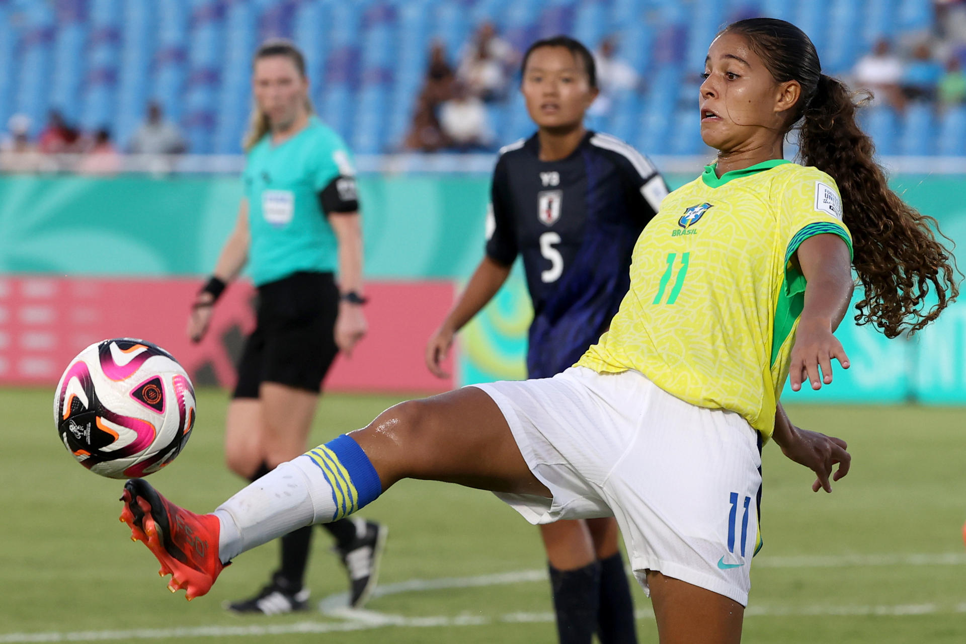 La brasileña Giovanna Waksman controla un balón en el juego ante Japón en Santo Domingo. EFE/ Orlando Barría
