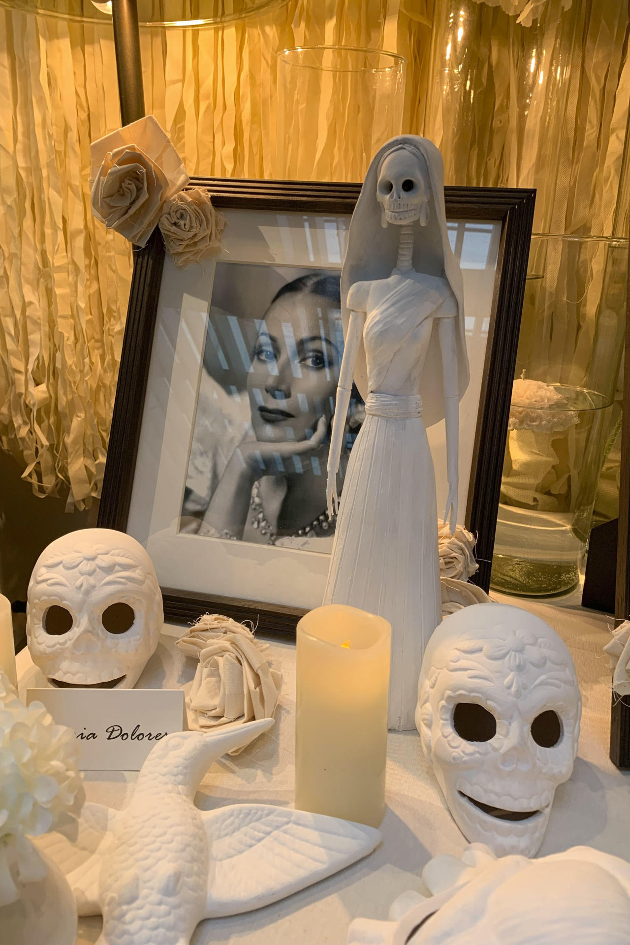 Un altar de muertos en Madrid homenajea a las artistas mexicanas Dolores del Río, María Félix (La Doña), Frida Khalo y a la cantante española Lola Flores, con catrinas blancas, flores, velas y objetos personales de las protagonistas. EFE/ Patricia Cotelo
