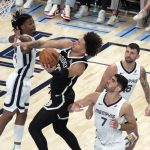 Ja Morant (i) de los Memphis Grizzlies disputa el balón con Jalen Wilson de los Brooklyn Nets, este miércoles durante un partido de la NBA en el FedEx Forum, en Memphis. EFE/ Karen Pulfer Focht