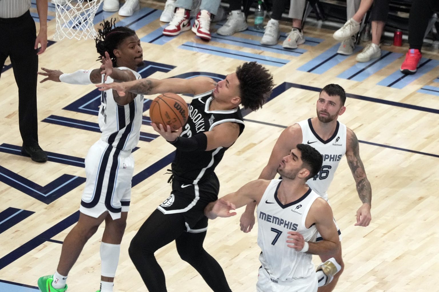 Ja Morant (i) de los Memphis Grizzlies disputa el balón con Jalen Wilson de los Brooklyn Nets, este miércoles durante un partido de la NBA en el FedEx Forum, en Memphis. EFE/ Karen Pulfer Focht