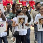 Familiares y amigos de la defensora de derechos humanos, Sandra Estefana Domínguez Martínez, desaparecida el 4 de octubre, se manifestaron para exigir su aparición con vida, este viernes en la ciudad de Oaxaca (México). EFE/Jesús Méndez