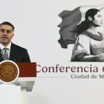 El secretario de Seguridad y Protección Ciudadana, Omar García Harfuch habla este martes durante una conferencia de prensa matutina en Palacio Nacional de la Ciudad de México (México). EFE/José Méndez