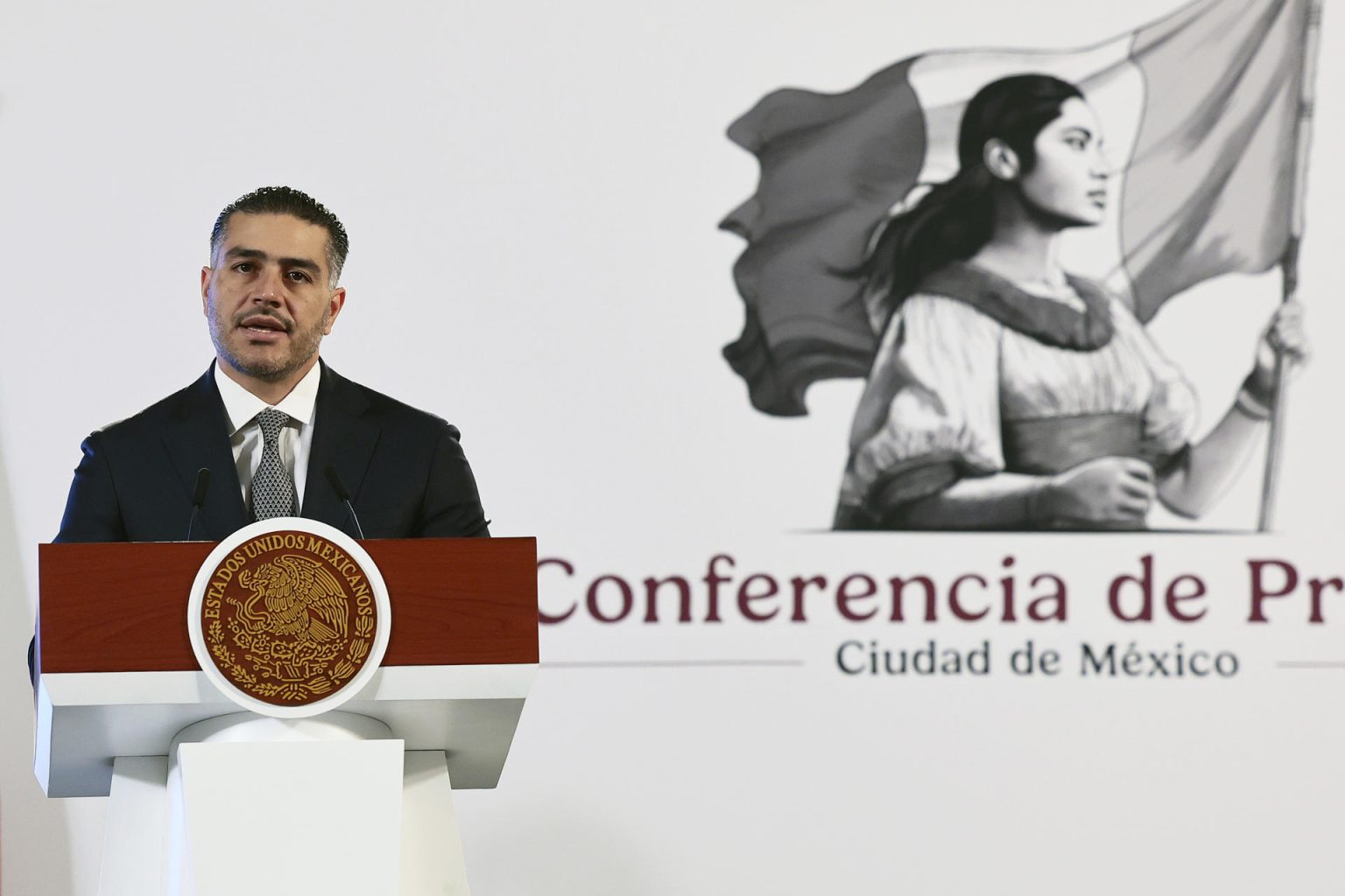 El secretario de Seguridad y Protección Ciudadana, Omar García Harfuch habla este martes durante una conferencia de prensa matutina en Palacio Nacional de la Ciudad de México (México). EFE/José Méndez