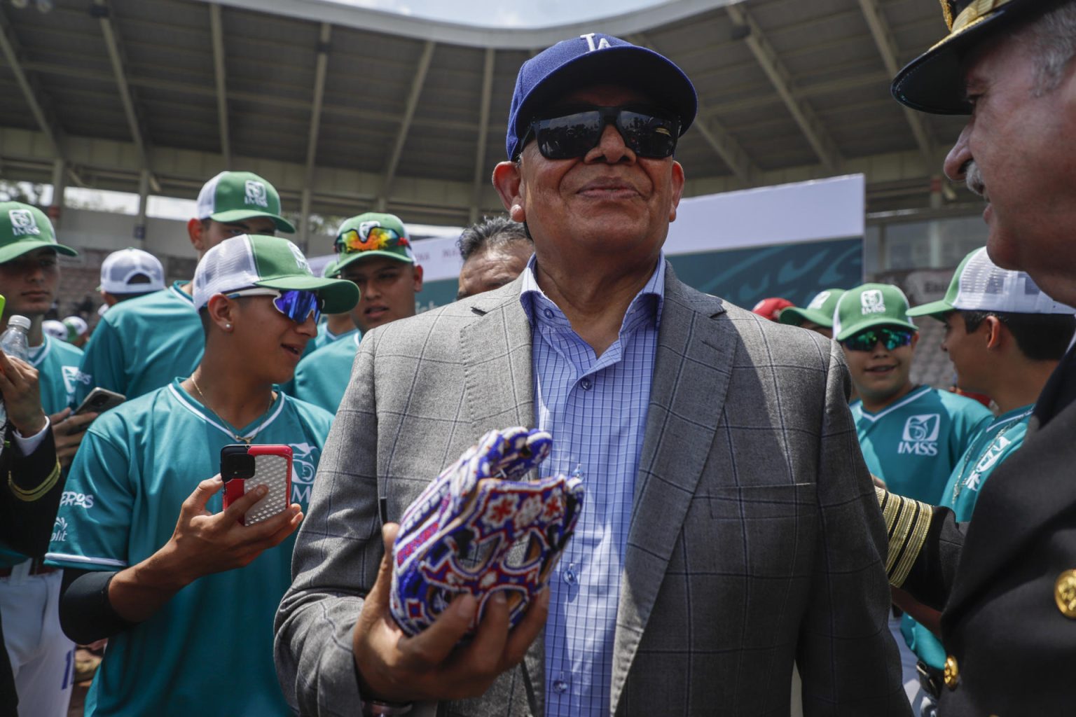 El exbeisbolista mexicano Fernando Valenzuela murió este martes. EFE/ Isaac Esquivel