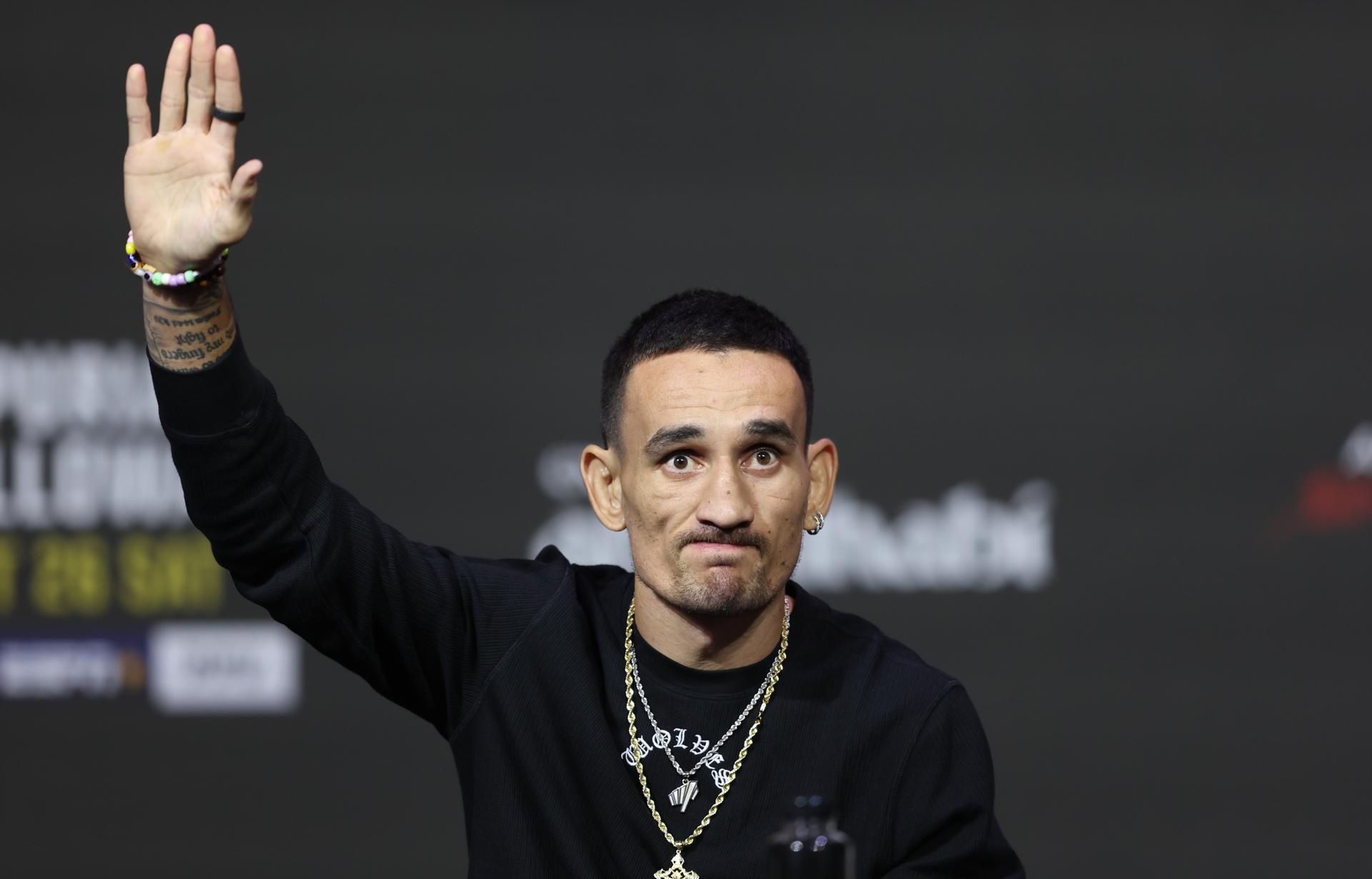 El estadounidense Max Holloway durante la rueda de prensa este viernes en Abu Dabi. El hispano-georgiano Illia Topuria defenderá el título mundial del peso pluma de la UFC ante el estadounidense Max Holloway esta sábado. EFE/EPA/ALI HAIDER
