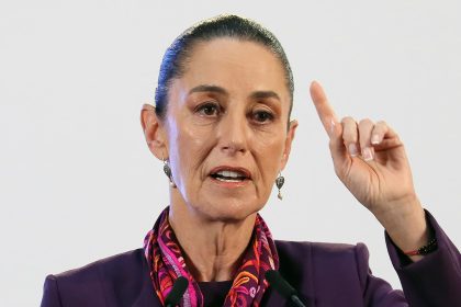 La presidenta de México, Claudia Sheinbaum, habla durante su conferencia de prensa matutina este lunes, en Palacio Nacional de Ciudad de México (México). EFE/Mario Guzmán