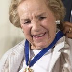 Fotografía de archivo del 24 de noviembre de 2014 de la defensora de derechos humanos y viuda de Robert F. Kennedy, Ethel Kennedy, recibiendo la Medalla Presidencial de la Libertad durante una ceremonia en la Casa Blanca, en Washington D.C., (Estados Unidos). EFE/ Michael Reynolds