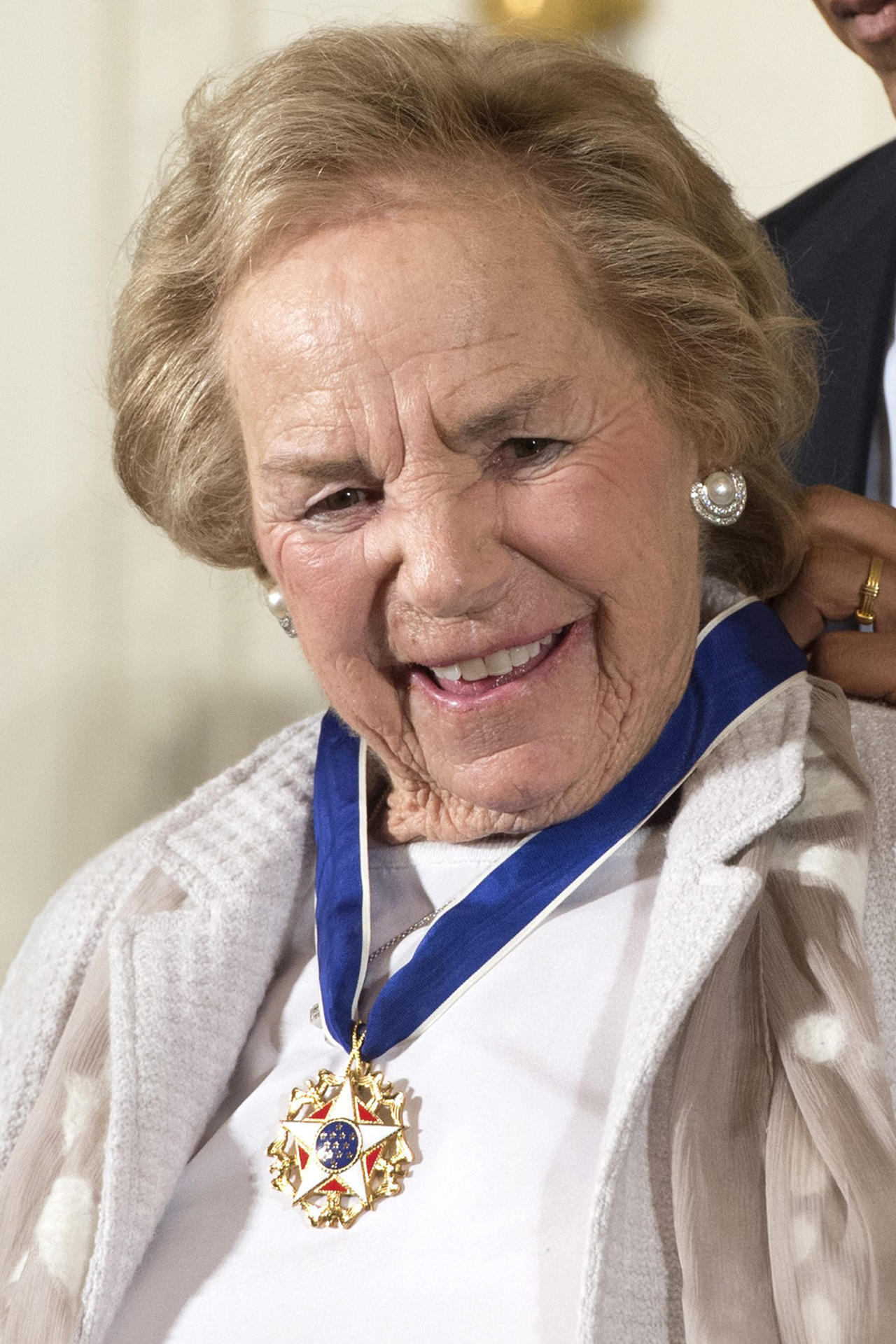 Fotografía de archivo del 24 de noviembre de 2014 de la defensora de derechos humanos y viuda de Robert F. Kennedy, Ethel Kennedy, recibiendo la Medalla Presidencial de la Libertad durante una ceremonia en la Casa Blanca, en Washington D.C., (Estados Unidos). EFE/ Michael Reynolds