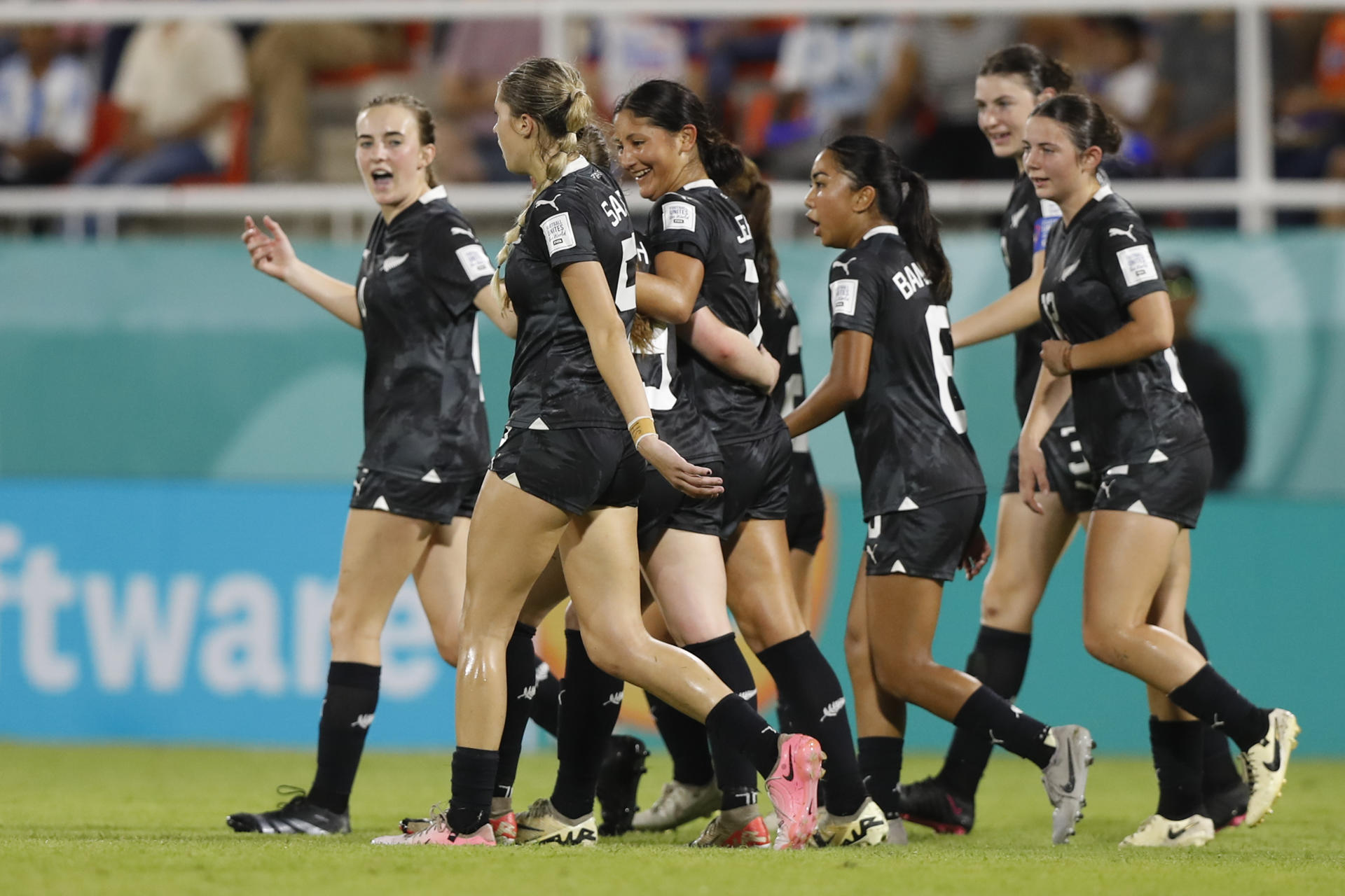 Jugadoras de Nueva Zelanda celebran un gol este sábado, en un partido del grupo A de la Copa Mundial Femenina sub-17. EFE/ Diana Sánchez
