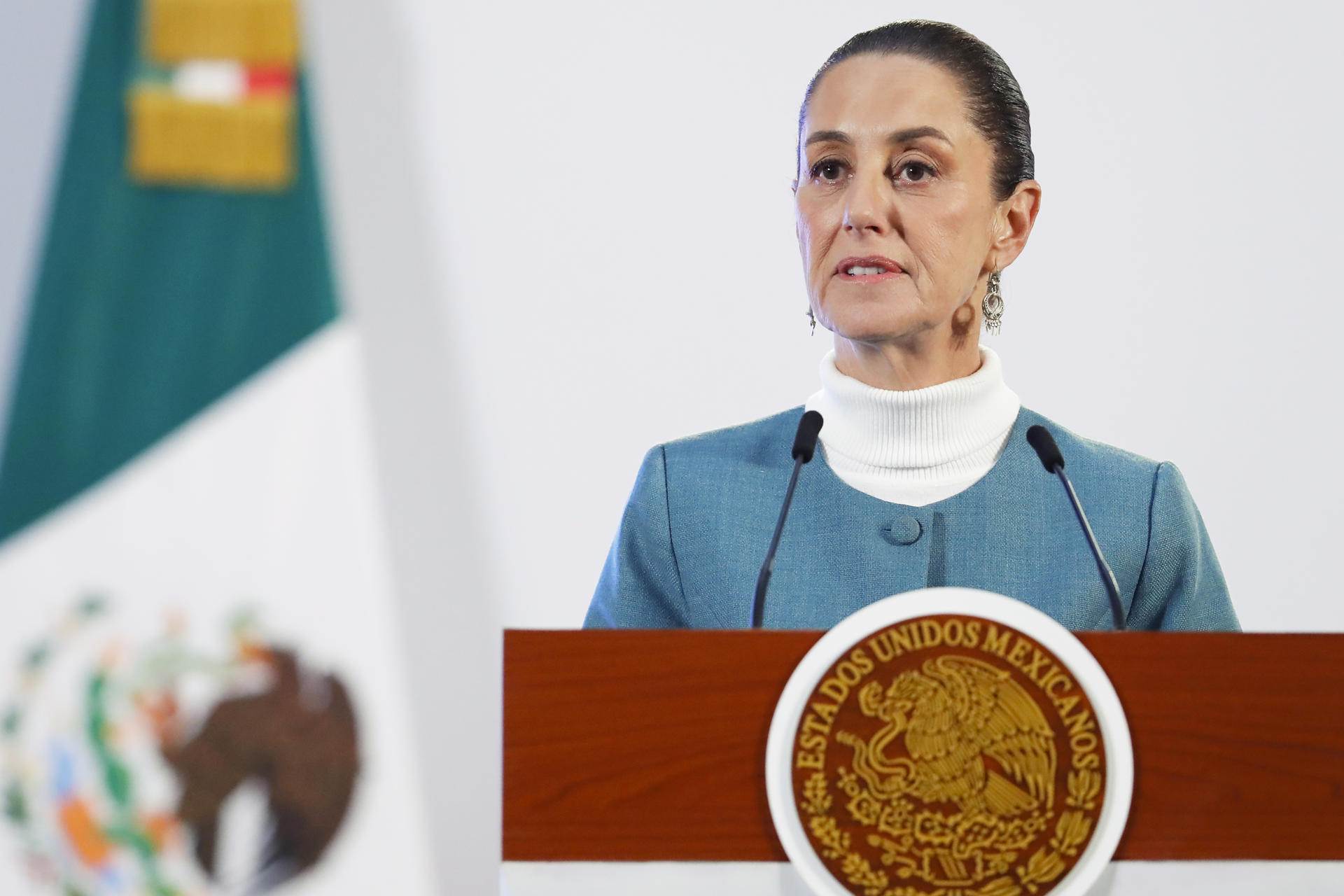 La presidenta de México, Claudia Sheinbaum, habla durante una rueda de prensa este miércoles, en el Palacio Nacional en la Ciudad de México (México). EFE/ Mario Guzmán
