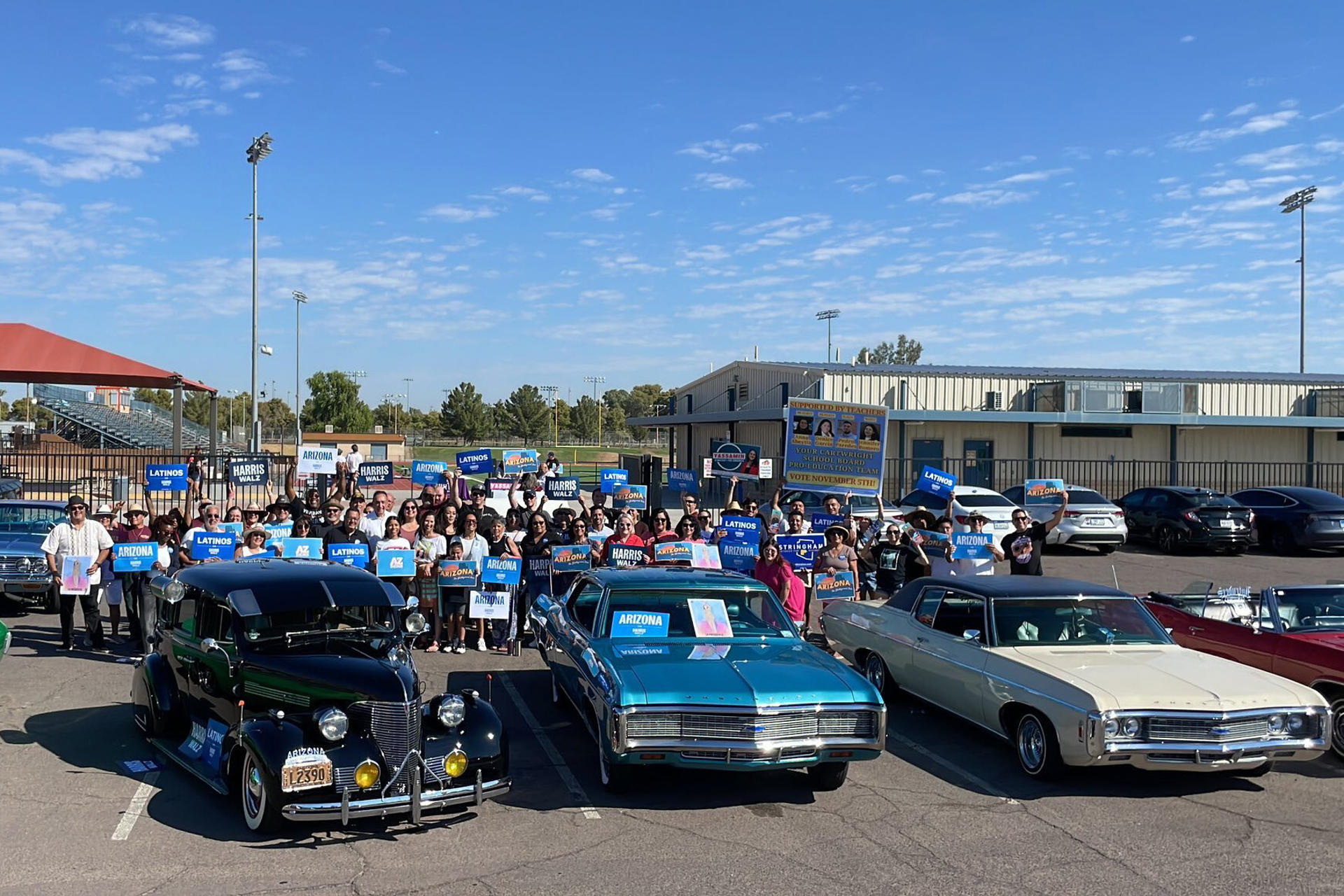 Fotografía cedida por la campaña de Kamala Harris del 28 de septiembre de 2024 donde se muestra un grupo de los llamados 'Kamala Riders', coleccionistas latinos de coches ‘lowriders’, mientras posan durante un evento de campaña a favor de la vicepresidenta Kamala Harris , en Phoenix, Arizona (Estados Unidos). EFE/Campaña Kamala Harris en Arizona /SOLO USO EDITORIAL /NO VENTAS /SOLO DISPONIBLE PARA ILUSTRAR LA NOTICIA QUE ACOMPAÑA /CRÉDITO OBLIGATORIO
