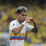 Luis Díaz de Colombia celebra un gol ante Chile en un partido de las eliminatorias sudamericanas para el Mundial 2026. EFE/ Ricardo Maldonado Rozo