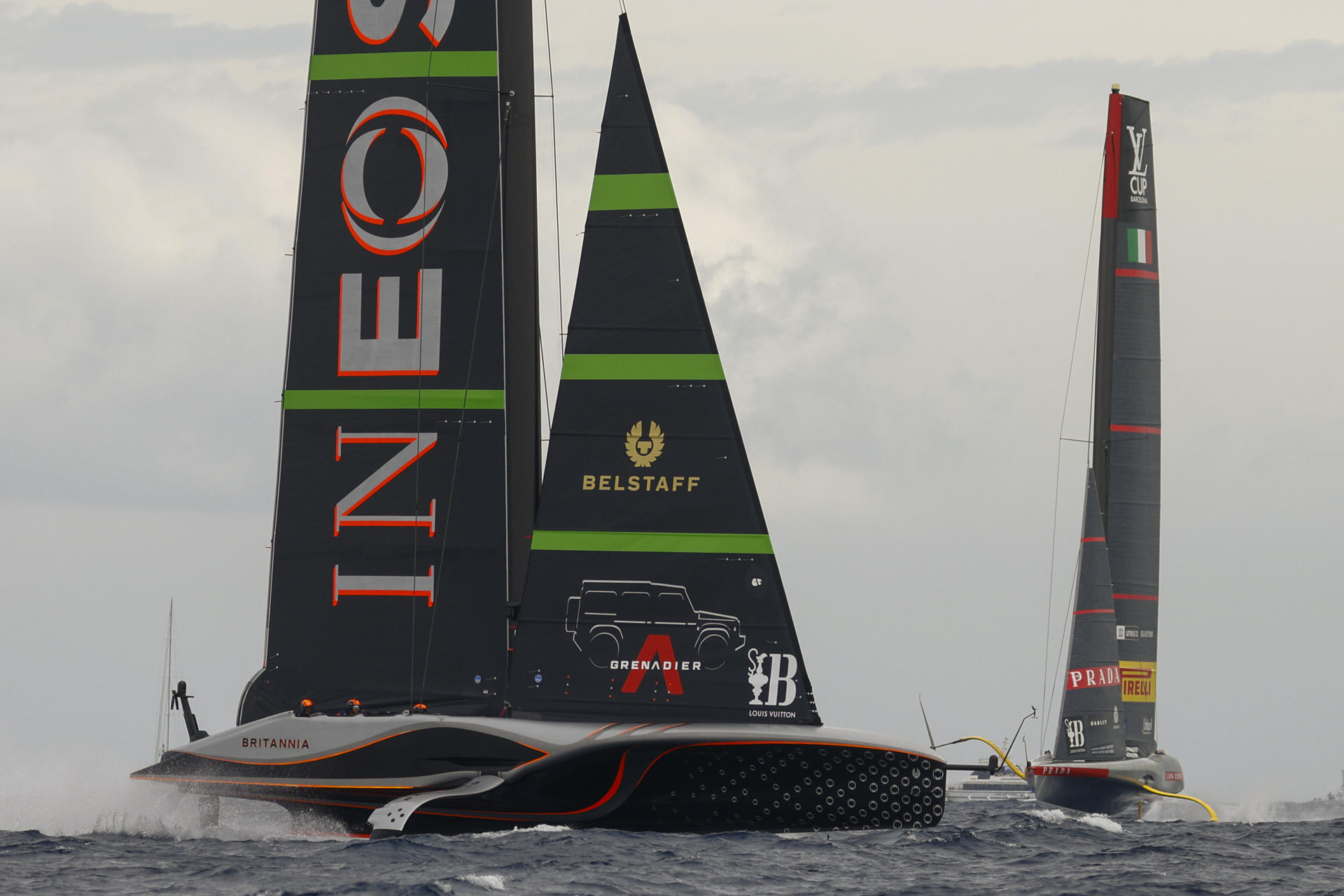 El INEOS Britannia (i) volvió a ganar la primera manga de la quinta jornada de la final de la Copa Louis Vuitton, como ha ocurrido en los tres anteriores días de regatas, y aprieta al Luna Rossa Prada Pirelli italiano (d) (5-4).EFE/ Quique García
