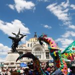 Personas asisten al desfile de alebrijes este sábado, en Ciudad de México (México). EFE/Alex Cruz