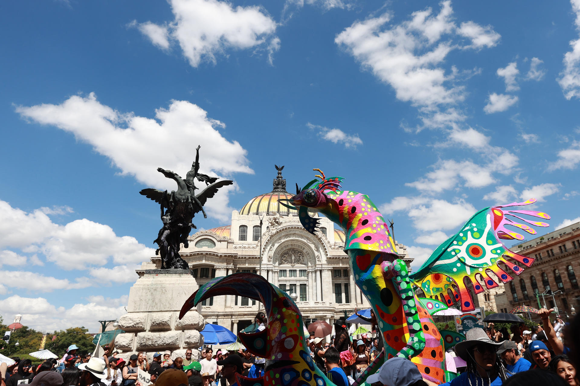 Personas asisten al desfile de alebrijes este sábado, en Ciudad de México (México). EFE/Alex Cruz
