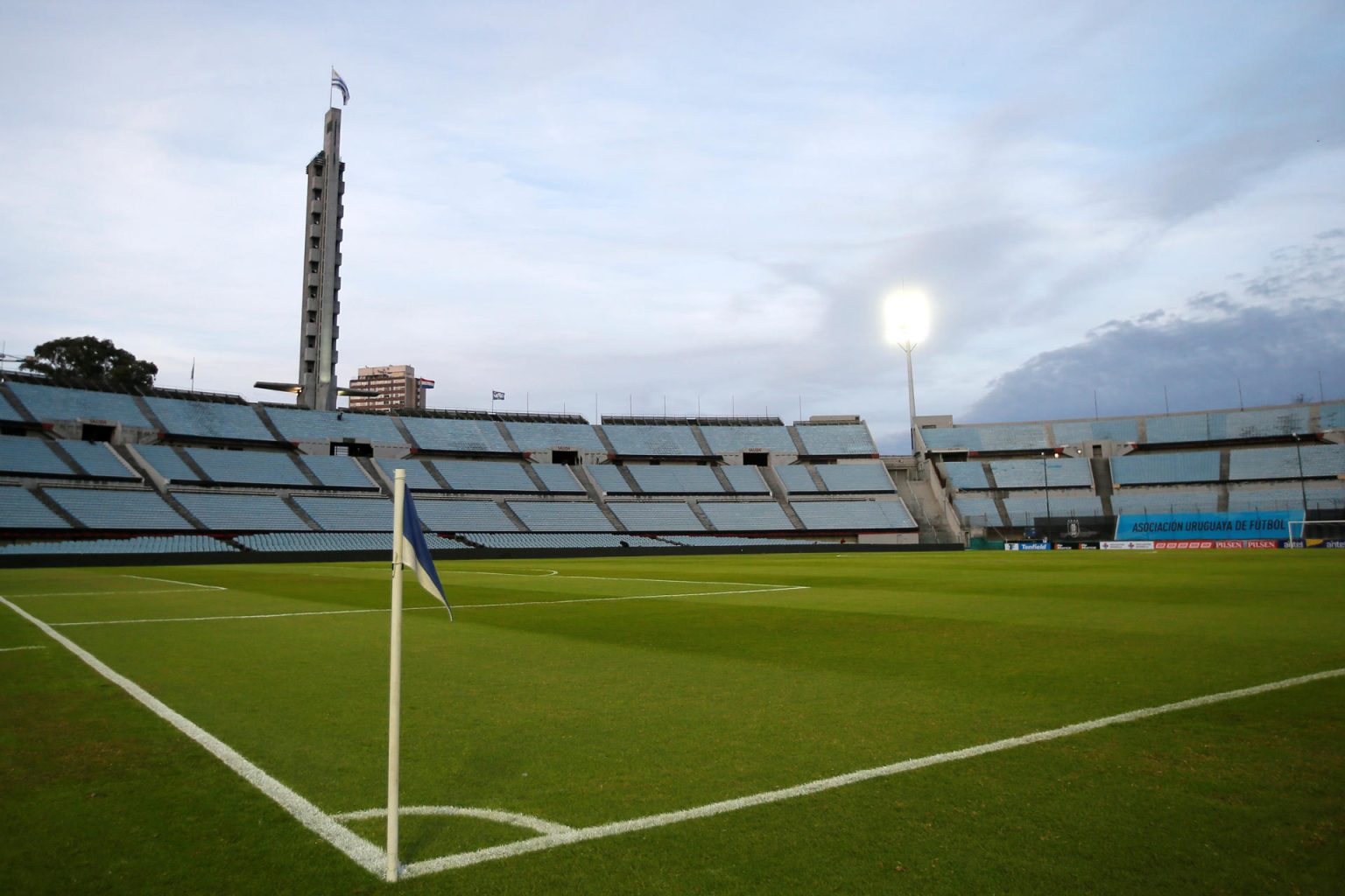 Foto de archivo del estadio Centenario. La Policía de Uruguay dijo que el histórico escenario brinda garantías para que el Peñarol-Botafogo de la semifinal de la Libertadores se juegue con público visitante. EFE/ Mariana Greif ARCHIVO