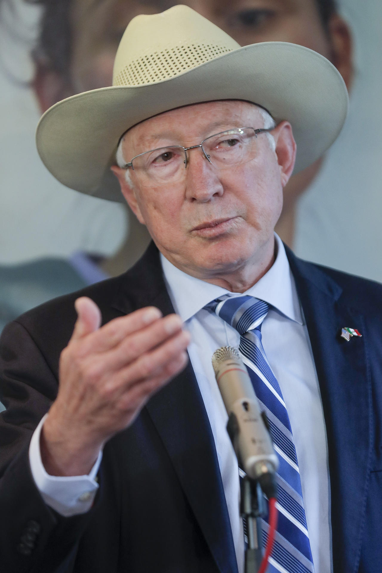 El embajador de Estados Unidos en México, Ken Salazar habla durante una rueda de prensa este jueves en la Ciudad de México (México). EFE/Isaac Esquivel
