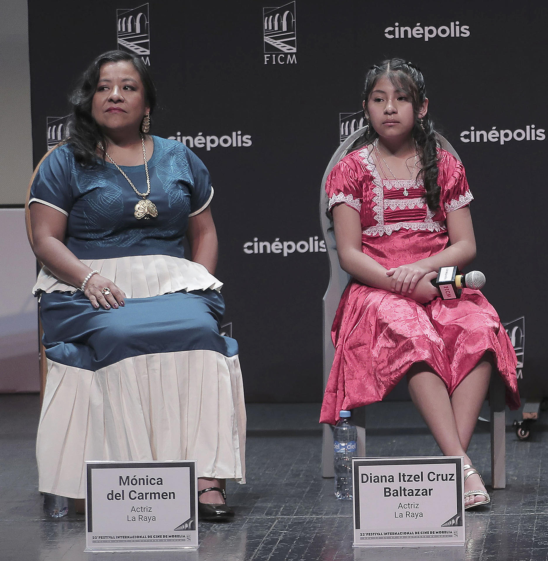 Las actrices mexicanas Mónica del Carmen (i) y Diana Itzel Cruz asisten a una rueda de prensa en el Festival Internacional de Cine de Morelia (FICM) este domingo, en el estado de Michoacán (México). EFE/ Iván Villanueva
