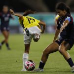 La dominicana Renata Mercedes (d) frena el avance de la ecuatoriana Emily Delgado durante el partido del Mundial sub-17 que las sudamericanas ganaron este miércoles por 0-2 en el estadio Cibao, en Santiago de los Caballeros. EFE/ Diana Sánchez